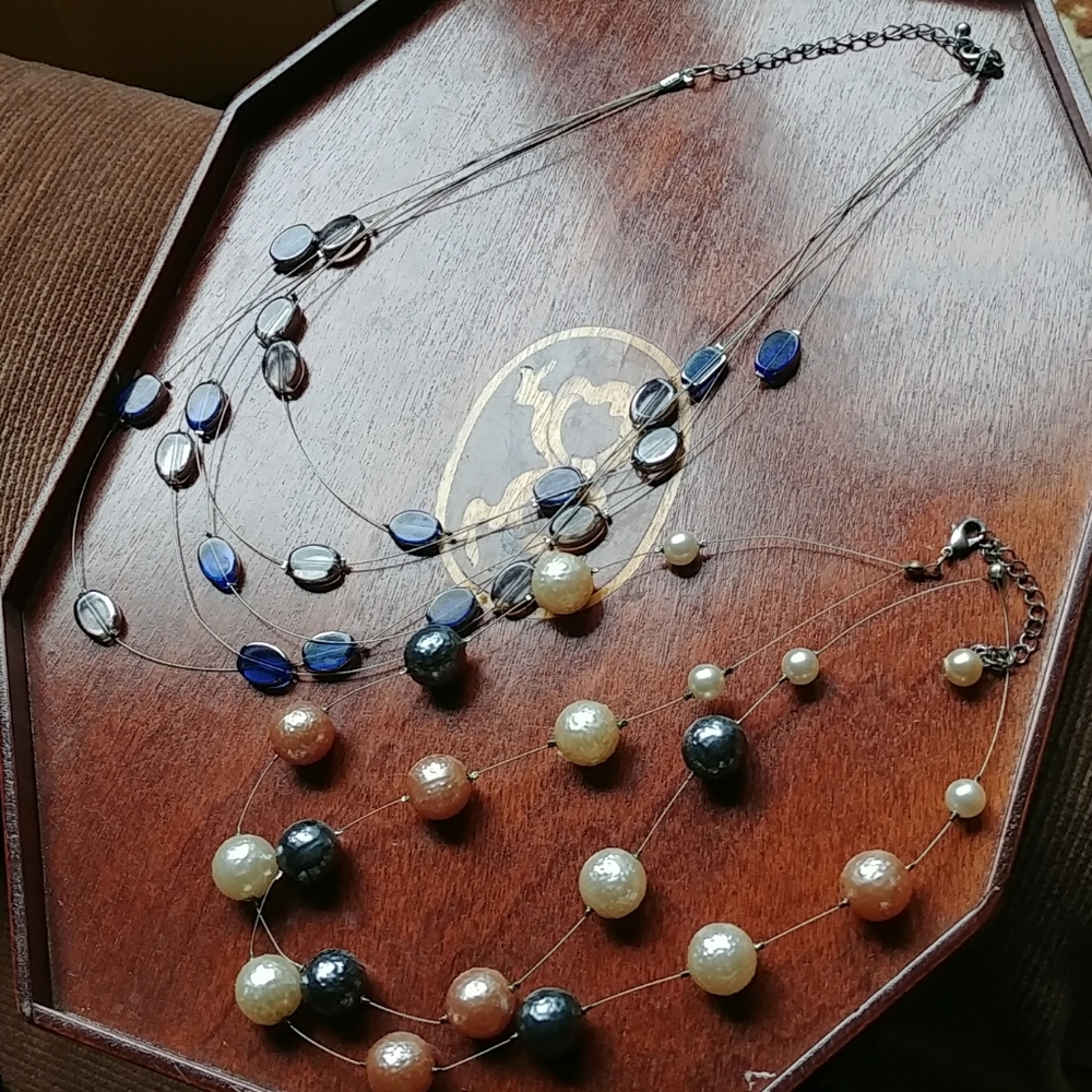 Bundle of 2 necklaces.